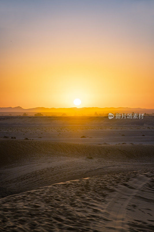 沙漠中的日出，Merzouga, Erg Chebbi，撒哈拉，摩洛哥